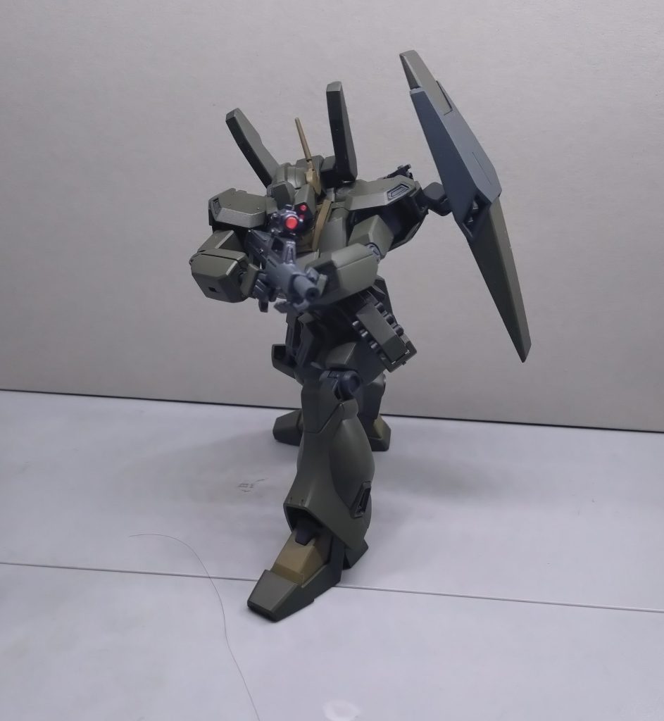 主武装はジムライフルの近代化バージョンビーム兵器は射撃地点が丸見えになってしまうため、隠密性が重要な特殊任務では実弾兵装を使用する。ジムライフルにマズルフラッシュを低減するサプレッサーと照準器を装着してカスタム。 さらにフロントスカートに予備弾倉を左右合計2つ追加し、継戦能力を向上させている。近代的な特殊部隊らしくCクランプで構えたかったんですが、プラモだとなかなか難しいですね…