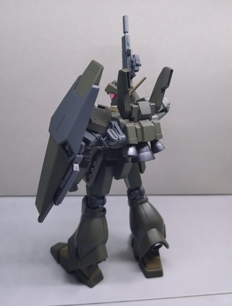 射撃時や工作時に邪魔にならないよう、シールドのマウントは背面からアームで保持するタイプを採用。&nbsp;本機やジェスタなど、特殊部隊で使用されていたマウントシステムが、後々グスタフ・カールなどで一般化したと考えるとロマンありますね。
