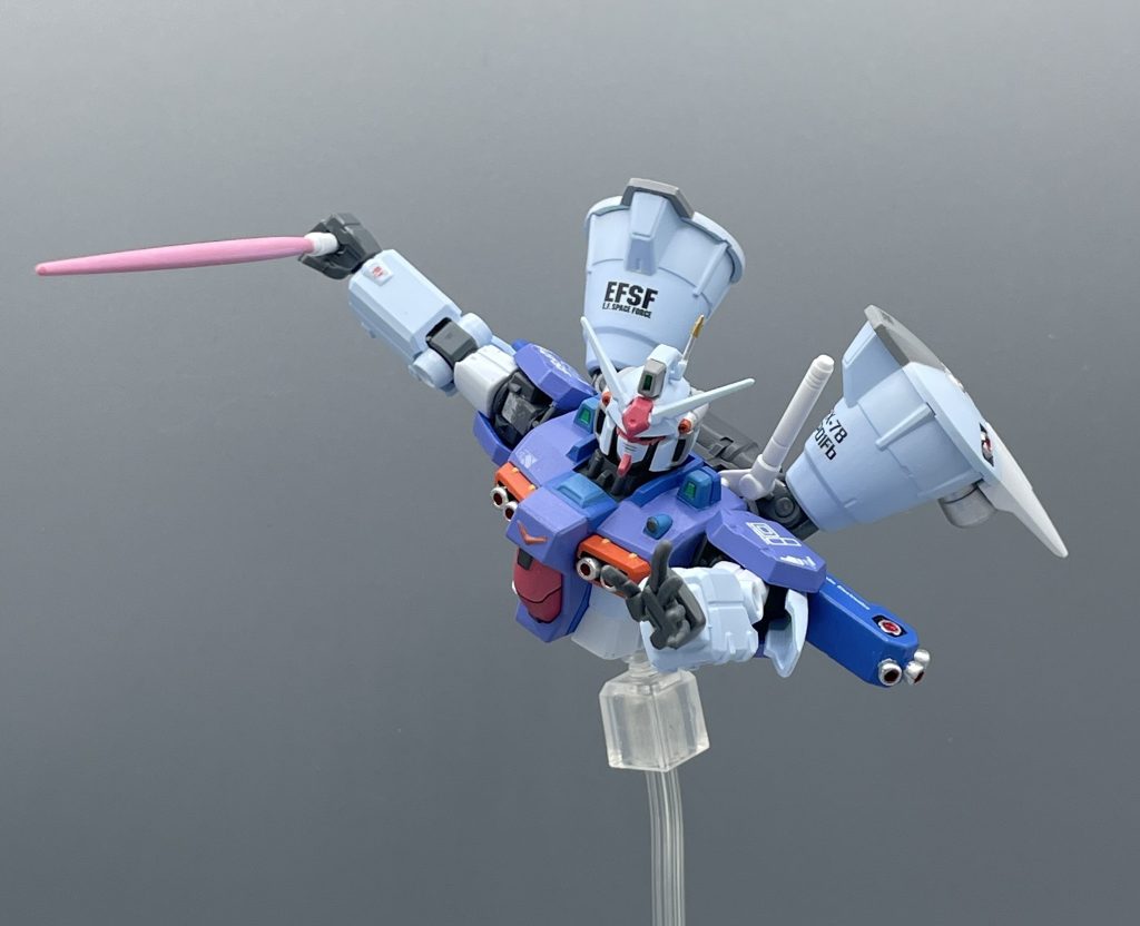 ヴァル・ヴァロだぞ！！　ケリィ・レズナーの駆るヴァル・ヴァロのクローアームに捕まれて、最早これまでッ！？と思った瞬間！　まさかの上下分離！！コアファイター内蔵機体の特性を上手く生かした戦術ですね。これは、テストパイロットとして機体の特性習熟能力に長けたコウだからこそ出来た技と言えるかもしれません。&nbsp;