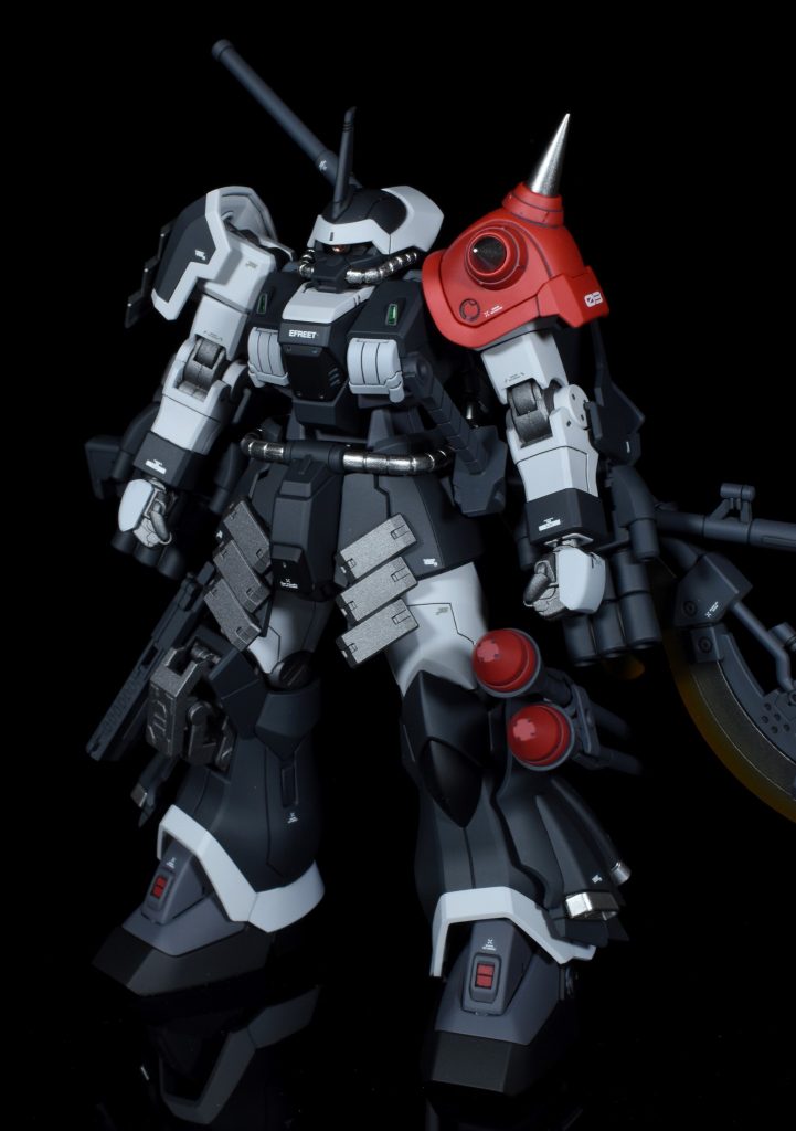 黒を基調にして、肩をワンポイントで赤く塗装しました。ありきたりかもしれませんが、安定のかっこいいカラーを意識しています。