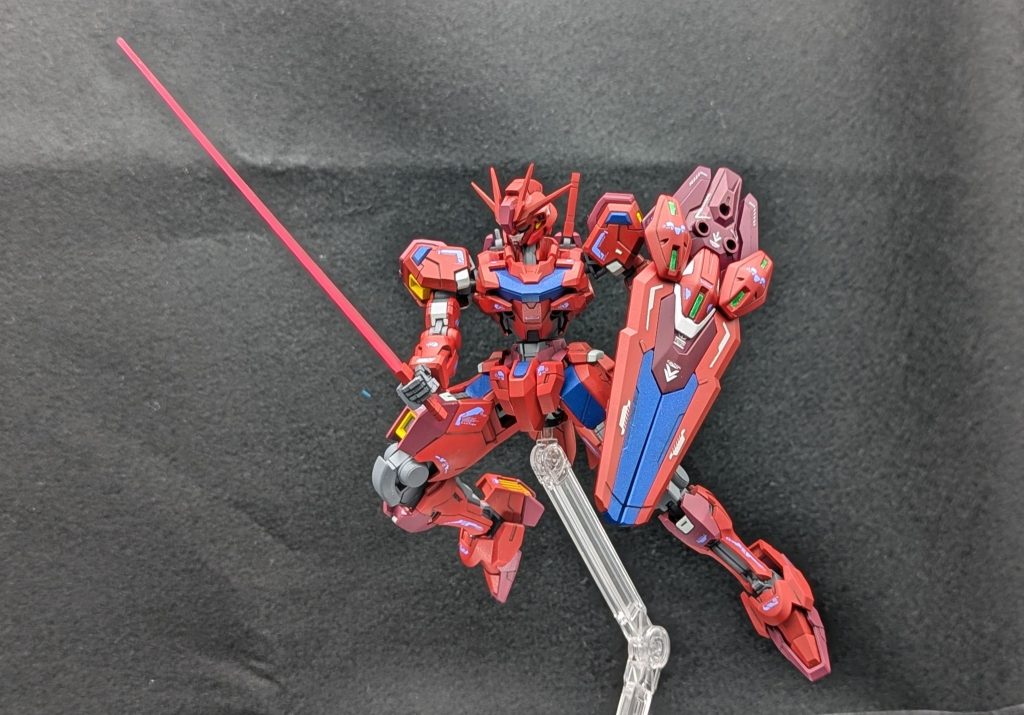 ガンダムタイプはやっぱりサーベルが似合いますね。サーベル刃は赤いガンダムと同じくピンクにしています。