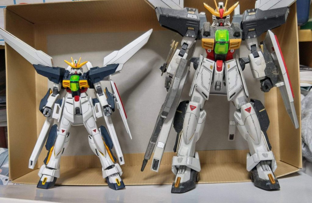 更に、放送時発売のMGとの比較。当時としては画期的な表面処理、キット独自の武器付属など、実に魅力的な商品でした。HGもそれに負けないボリュームで迫力満点です。
