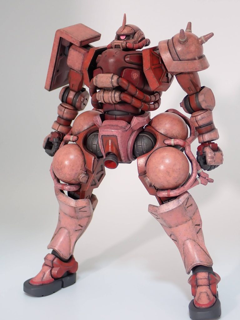 後半の製作画像で説明しますが、練習用だったのでめちゃくちゃな配色だったのを強引にシャアピンクでまとめて完成させました(zaku-kao2)　やはり、シャア専用はこのピンクが一番合う(zaku-kao6)
