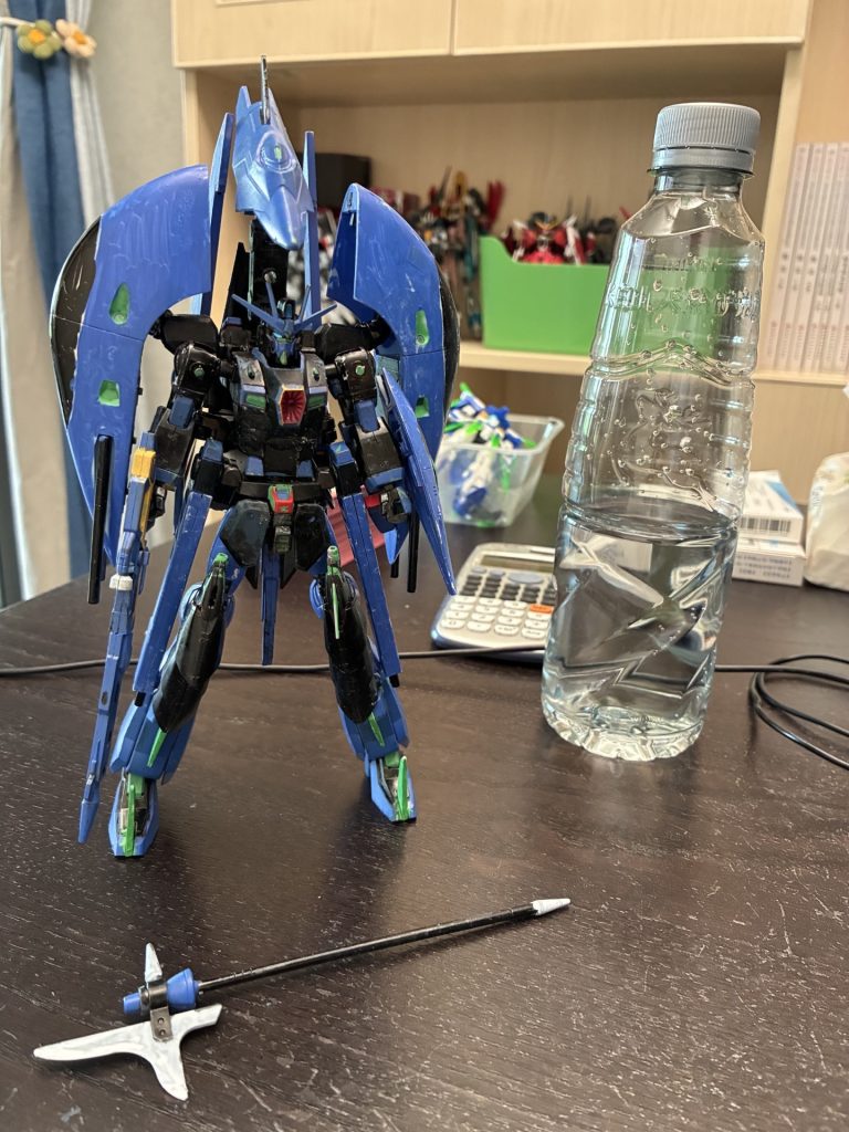 正面像、最初は３機のMAモードを一個体で実現したいのですが、途中で妥協しまして、今の設定は宇宙用に改造し、アステロイド群に姿を隠して敵を襲撃するという使い方です。胴体はパテでちょっと延長しました。