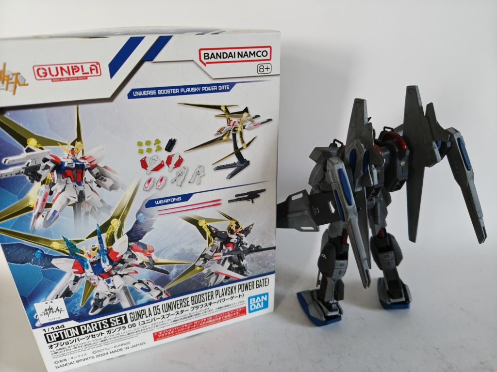 背部にレールガンを装備してますが、それはこちらのビルダーズオプションパーツ、スタービルドストライクからです。コチラは量販店で詰まれていたのを「試しに使ってみよう」という軽い感じで採用しました。違和感なく合わせられました。