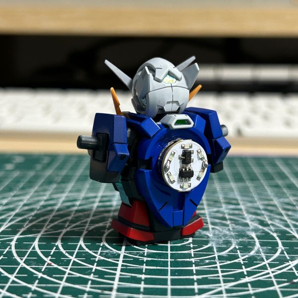 νガンダム制作時に余ったLEDユニットの投入先としてGNドライブが良さそうだったのでHGガンダムエクシアを買ってきて作り始めました。画像2枚目以降を見ていただければわかるのですが、この機体のために作られたLEDユニットじゃないかというくらいピッタリさいずでした。（3枚目）