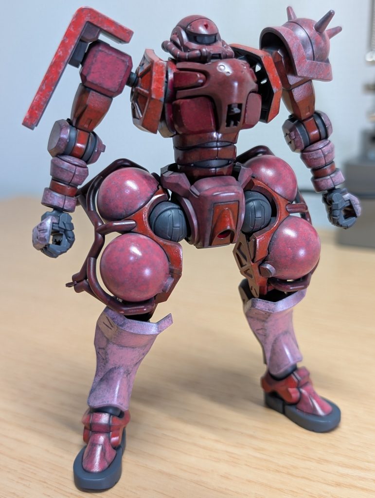 製作画像２２色目（２層目）で、元のシャアザクGQ色になるか？と悪戦苦闘しましたが画像のように全然ダメで、”まぁ、練習だし”と終わろうと思ったのですが、なんか不憫になって(zaku-kao2)急遽シャアピンクを買ってきて３層目でまとめたという経緯です