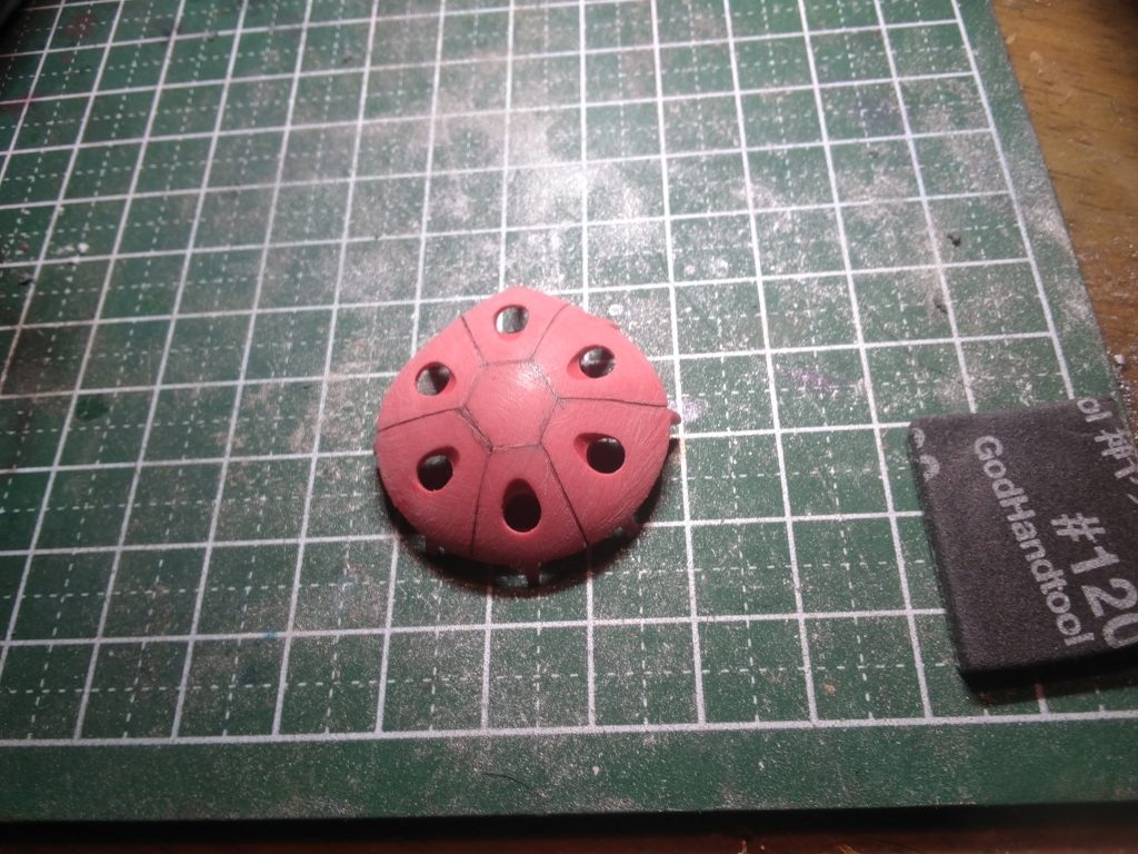 スジボリで情報量を増やしています。