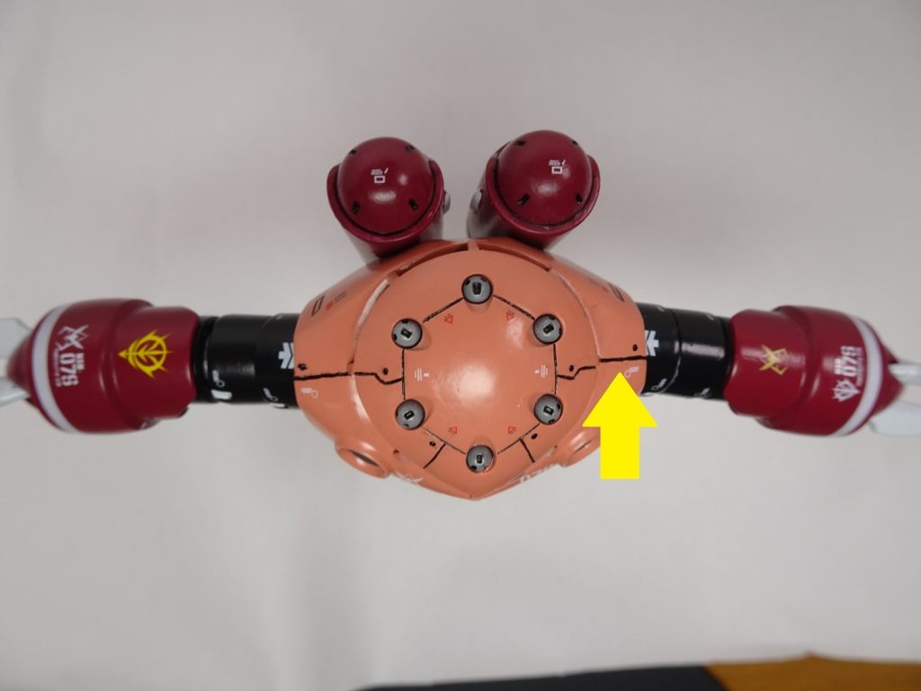 1/144ズゴックって　肩の合わせ目って段落ちにしますよね？消します？上手な人は消してますね。後ハメ加工とかするのでしょうか？この子は内部の別パーツが色分けされてるので自分は先に中を仕上げて外側を借り合わせて塗って、後で組みました。なので肩は自然と段落ちマーカー仕上げになりました。　&nbsp;写真を撮って気が付きました。　線がズレとる・・・&nbsp;