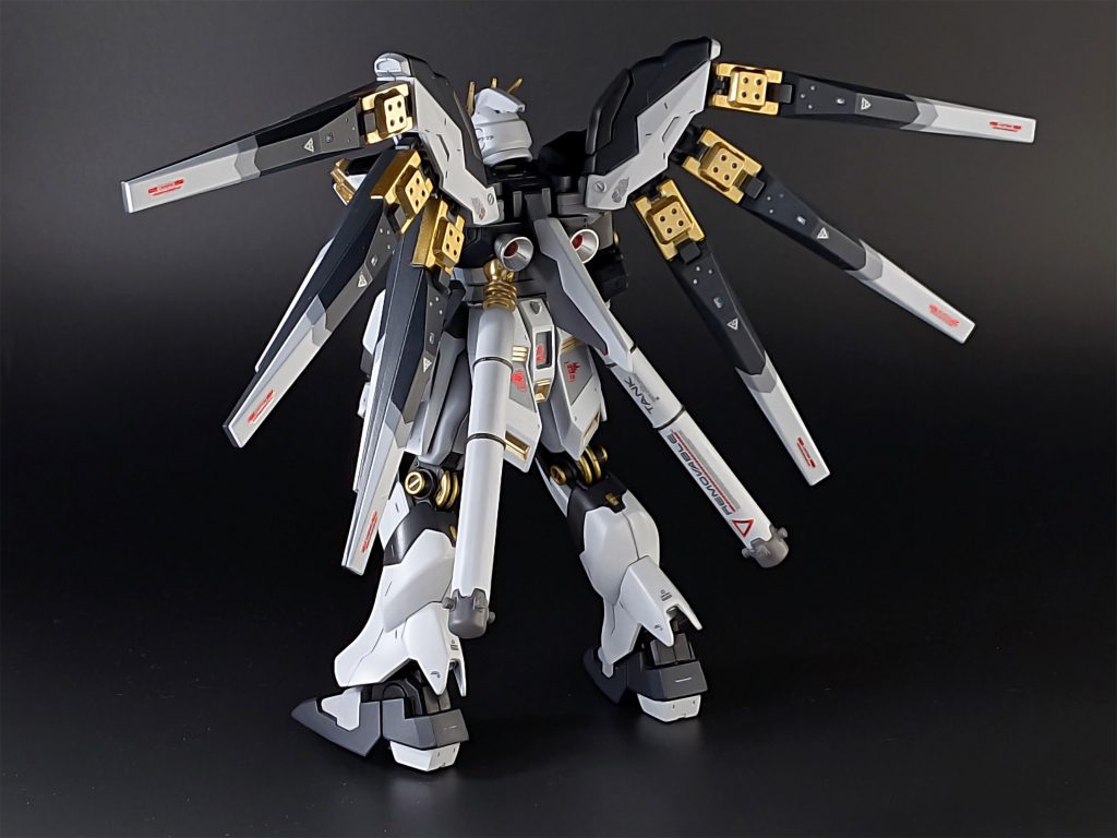 HGのHi-νガンダムは2009年発売の比較的古めのキットですが、非常に優れたフォルムでノーマル版のνガンダムよりも完成度は高いと感じています。しかし、私はHi-νガンダムのメイン部分である青なのか紫なのか微妙なカラーがあまり好みではないので、ノーマル版νガンダム風のカラーで塗装してみました。結果的に、フォルムとカラーリングの良いとこ取りができたと思います。