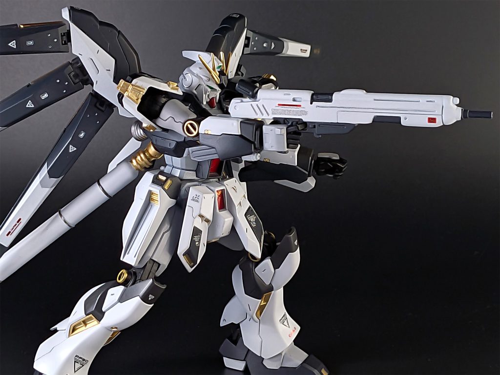 ガンプラ塗装において、特に難しいとされる白。これまで私は、白い機体も全く別の色に塗り替える事が多かったので、白を塗装する機会はほぼありませんでした。今回は美しい白を表現すべく、下地や塗料の拭きつけ具合など色々と試行錯誤する事で、何とかそれなりの完成品が出来たと思います。ちなみに、白を上手く撮影するのはそれ以上に難しかったのですが…（辛いので割愛）。
