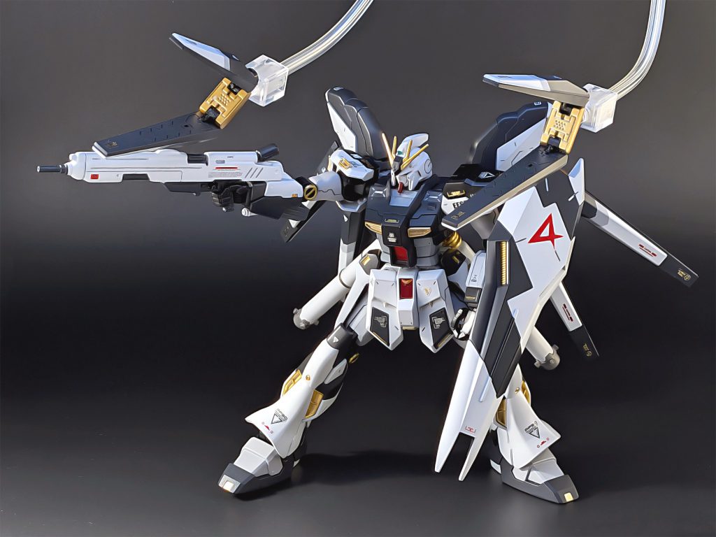HG版Hi-νガンダム最大の難点は、6基あるフィンファンネルで展開可能なのが2つだけという事です（残り4つは固定された形のまま）。この画像のように、2基しか展開していない状態はどうにも寂しい印象を受けます。それ以外は本当に良いキットなだけに、フィンファンネルの中途半端さだけは非常に残念ですねぇ…。