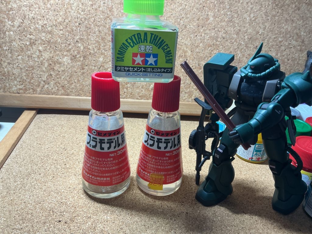 接着剤　この接着剤は文房具店に売ってました　すぐなくなるので近くに売ってると重宝しますよ！　片方は蓋が半開きになってて軽く固まっちゃったやつですがこれが意外にもパテっぽい性能を発揮してくれます！（樹脂系のものが含まれているっぽいです）