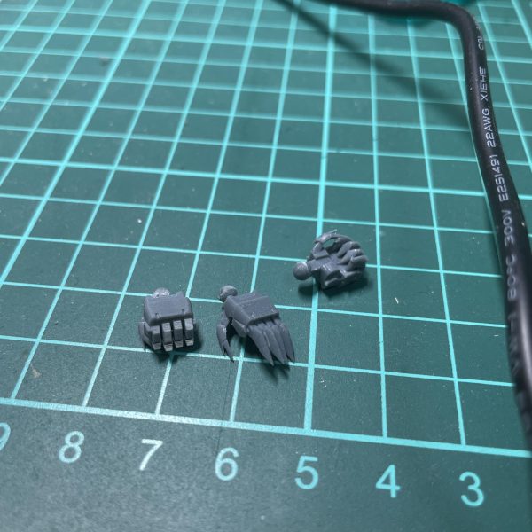 自作した左腕ハンドパーツ出来が良すぎて逆に右腕の既存ハンドパーツが浮いて見える！8Kレジンはエッジがパキッとしてて良い（2枚目）