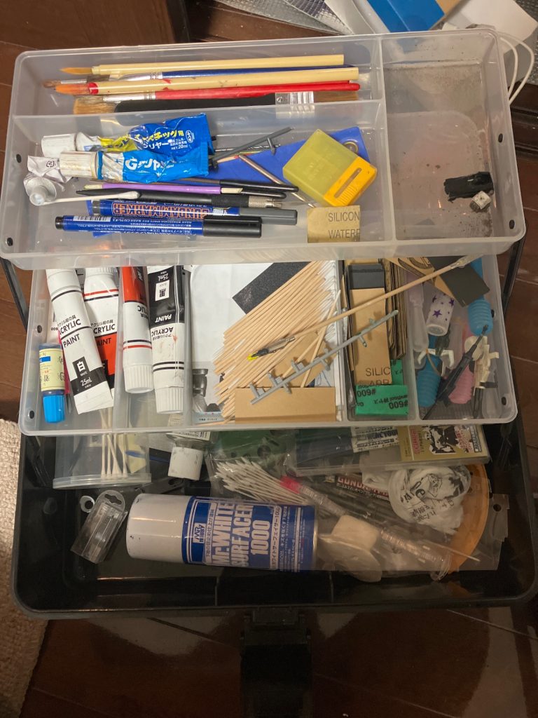まずは工具箱ですね筆ばっかですね　結構この工具箱便利です