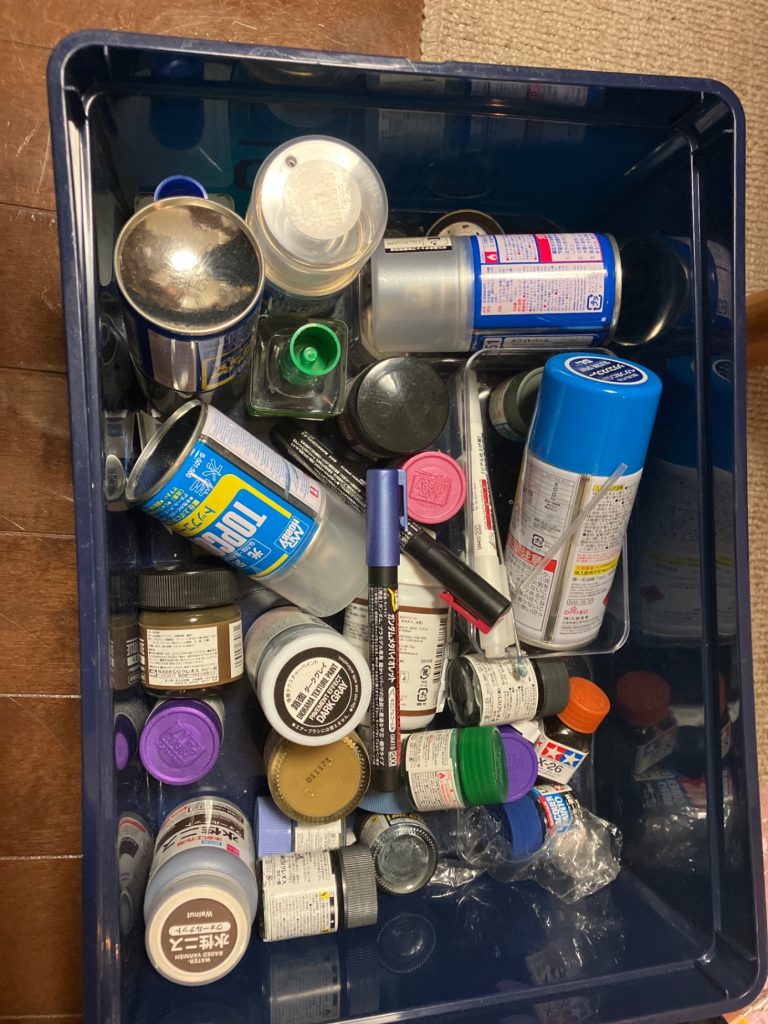塗料を入れてる箱　臭いが漏れないよう蓋つきのものを使ってますウェザリングペーストとかもあります（多分全色）