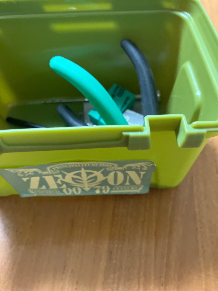 サブの道具箱　いろんなものを運んでくる時に使ってます　ジオンマーク付き