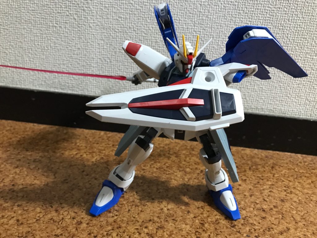 何故旧キットなので可動域は狭いですがポージングをしてみました。盾とビームサーベルを構える構図です。