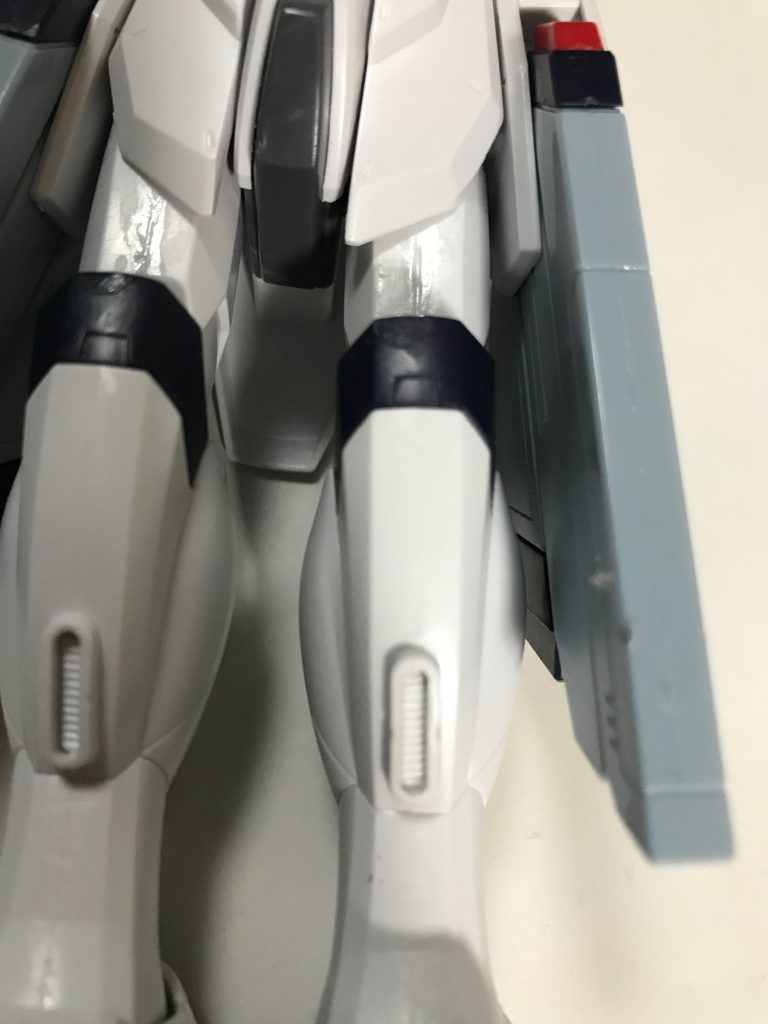 昔のキットなので合わせ目が多くどうせならと思い合わせ目消しをやってみました。脛のパーツは中央に合わせ目がありましたので消してみました結構失敗してます笑