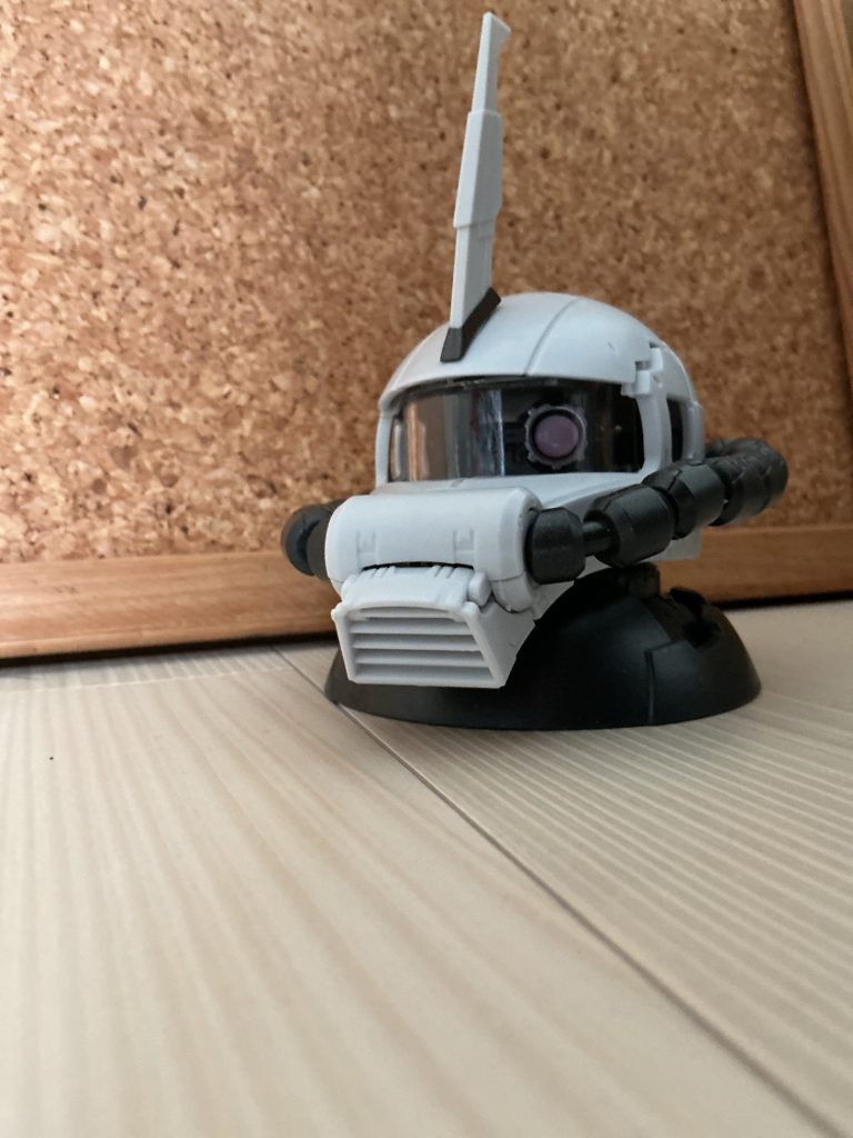 ユーマライトニング専用ザクここで白ザクだったら白狼おじさんことシンマツナガザクじゃなくユーマライトニングなのは渋い！