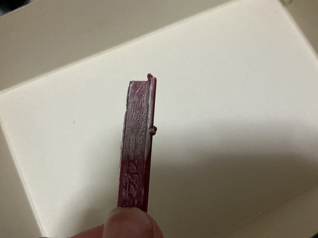 ウェザリングマスターの付け方ウェザリングマスターは簡単ですがつけすぎてしまうことが多いです（気づいたらよくこんな風になってませんか？？）　そうならないような方法ですが、ウェザリングマスターのスポンジにつける粉は少しで良いです！　ちょこっとしかつけないとおのずとパーツにつく粉の量が減ってきます　目安がスポンジの先端ちょこっとです。&nbsp;