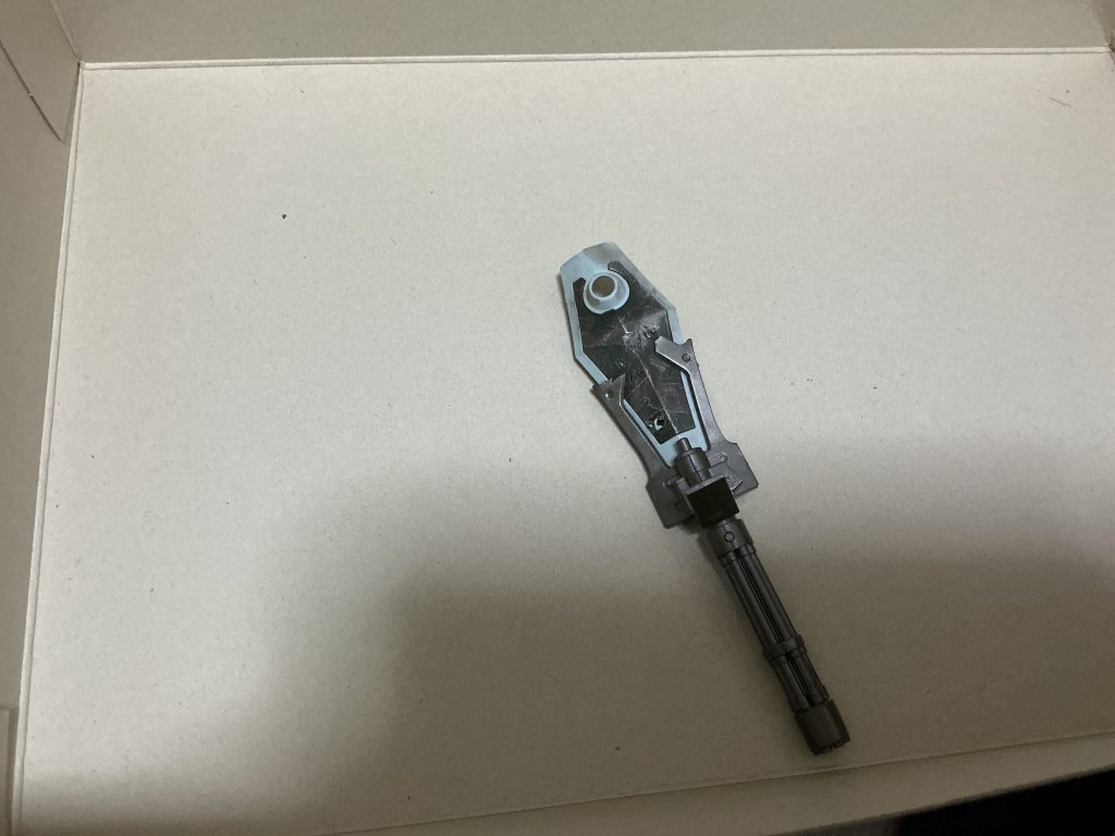 銃弾の跡の付け方で解説し忘れたんですが、絶対にピンバイスは使わないようにしましょう！　ピンバイスを使用すると跡が丸くなったしまうのでリアリティーが落ちてしまいます。銃弾って当たった時にすごい衝撃がかかるので周りの装甲も亀裂が入ったりするんですよね。も径の大きいピンバイスで開けちゃうとリカバリー不能になってただの穴になってしまいます　（めっちゃ径がちっちゃければいい）