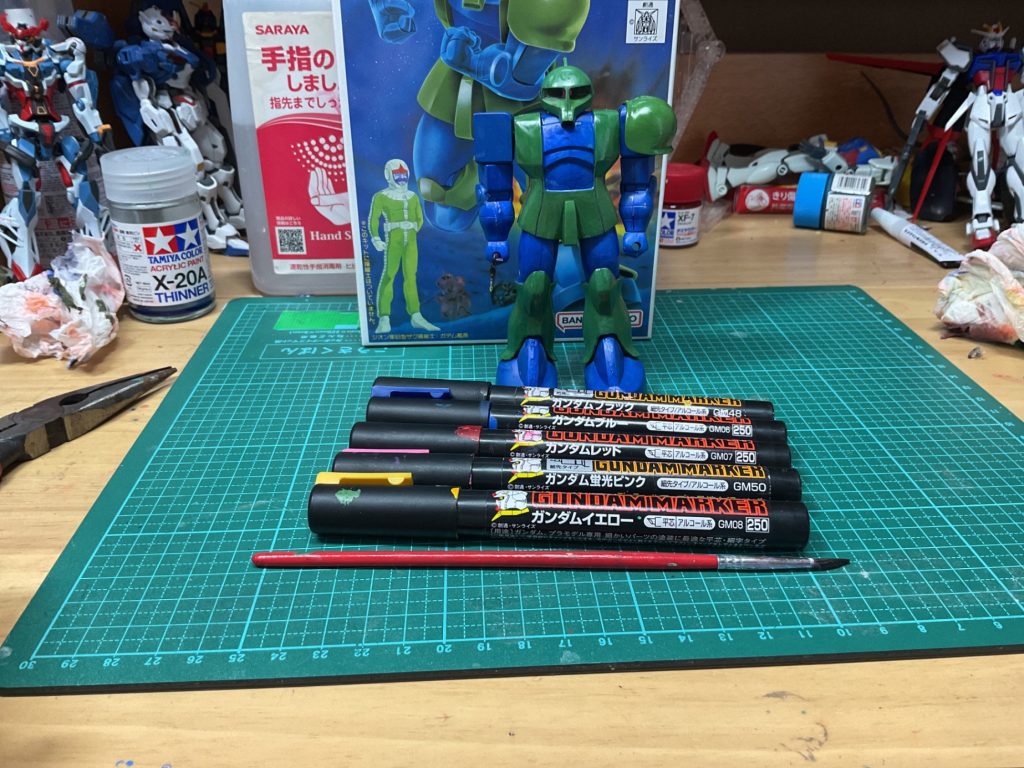 作成にはガンダムブラック、ガンダムブルー、ガンダムレッド、ガンダム蛍光ピンク、ガンダムイエローを使っています。