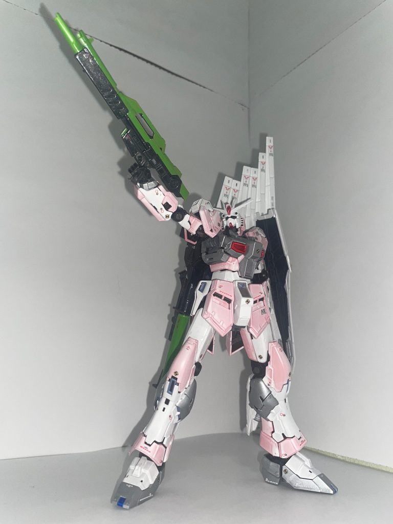 アクション①ビームライフル【ディゾルブ】を構えるガードアクション②