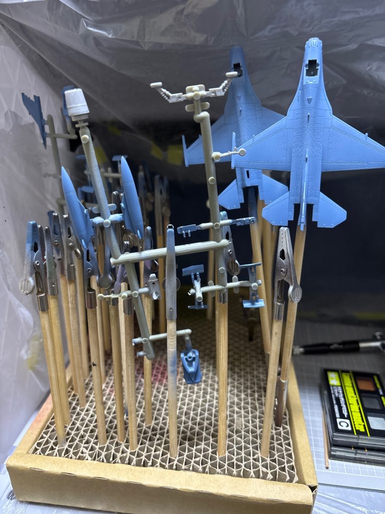 実はこのカラーリングの基になったF-2Aの1/144スケールモデル買ってしまいました。現在製作中です✨今までスケールモデル作ったことなかったんですが、カラーリングは全部自分でやるんですねぇ…これはこれで面白そうです。完成したらMK-Ⅱと並べます👍