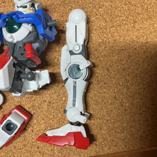 順調にリペア化してます！　工程↓GNソードをカット（呟きにあげた通り）　肩の取り外し　残った肩の軟質パーツを除去　足の太陽炉を除去　ブレードアンテナを折るまでやっています！！リペア化した時の顔のやつがちょっと難しいのと、どんな布を使えばいいかがわからない問題があります。　ってことでみなさんまじで布の方のアイデアが浮かばないのでコメントにアドバイス書いてください！！お願いします！！（3枚目）