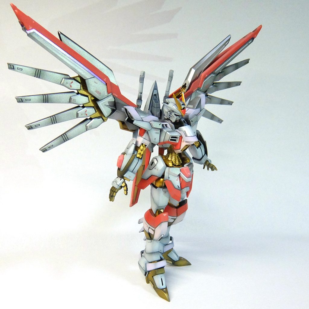 ふと思い出したのが以前につくったラクス用マイティストフリ。正直なところ、ガンダムのゴツゴツ感が女性の柔らかいラインに合わず、気に入ってません・・・ん〜、何かできへんやろか・・・そこで目についたのが、ウエストの蛇腹が欲しくてパーツ型取り用に購入した1/144 IMSのVサイレン ネプチューン。ネプチューンを作るのは今回が2機目。と言っても、以前に作ったのは1/100ですが、同じの作るのもなぁ・・・なんか違う事したいよなぁ・・・と考えていた所・・・（キラ）ねぇ、ラクス。この間のラクス用のフリーダム、正直な感想はどぉ？（ラクス）そうですわね・・・仕方の無い事ですが、元がフリーダムですから、どうしても力強いイメージになってしまっていて、最初に言ったネプチューンのような女性らしいラインには・・・（キラ）そうだよね。うん、分かった。今度はそのままネプチューンにするように早口ルルーシュに言っておくよ。という会話が聞こえてきた気が・・・前のマイティの羽を切った残りがあるし、羽の別パーツと組んでガンダム系の何かと合わせてマイティーネプチューン弍式って形でつくってみよー！