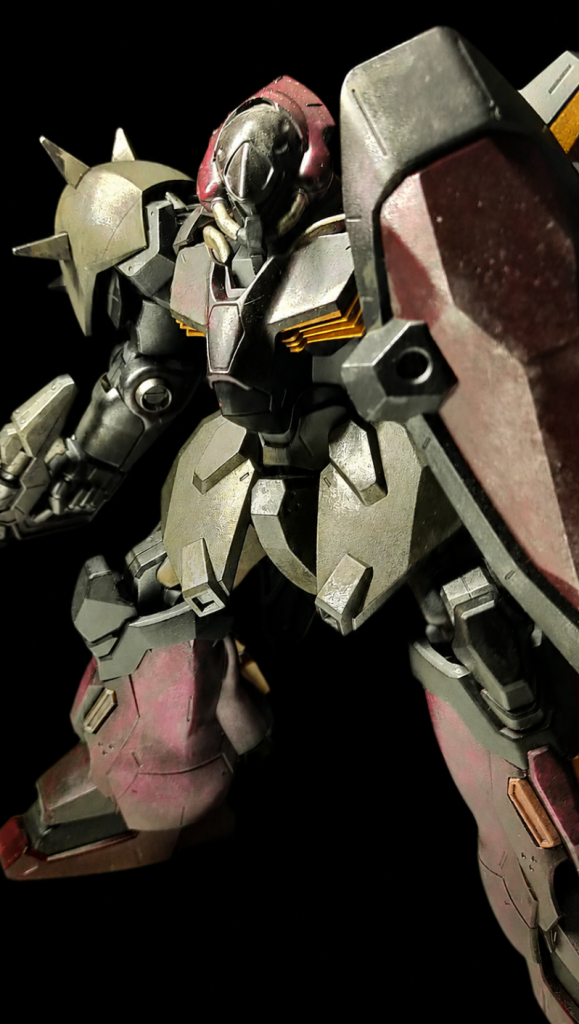 下地：黒サフ1500盾・脚：ワインレッド（水性ホビーカラー）スカート・肩アーマー・関節：スターブライトアイアン（ガイア）排気口：ゴールド（Mrカラー）+墨入れブラウン（タミヤ）ワインレッドは筆塗り。設定色が好みでなかったので、全体を暗めの配色に。体型が重厚なので合わせて暗い方があうかなと思いました。