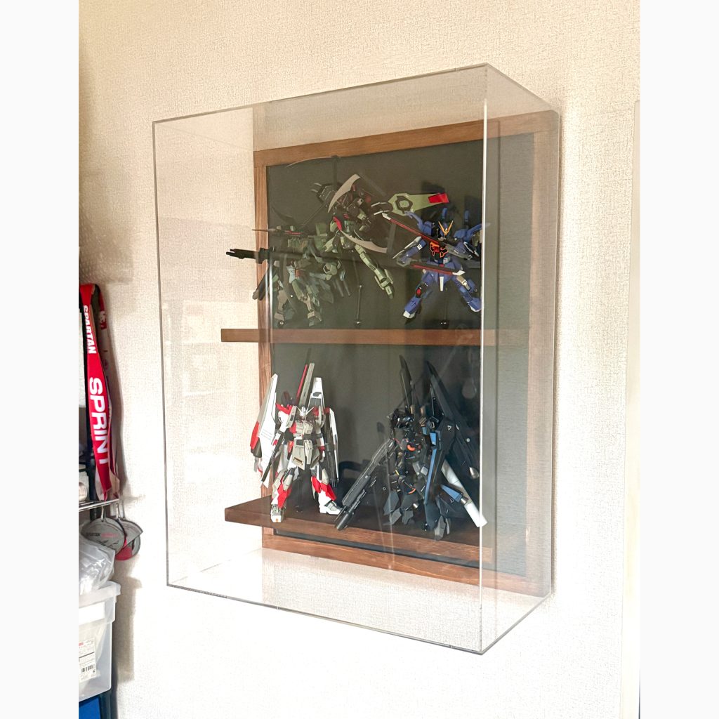 作品名：ガンプラディスプレイ<p>ガンプラ飾るスペースがなくなってきたので新たに壁に描かれるディスプレイラックをDIYしました。 今回はアクリルカバーも装着できるようにしたので結構高級感あるディスプレイラックになりました。</p>
