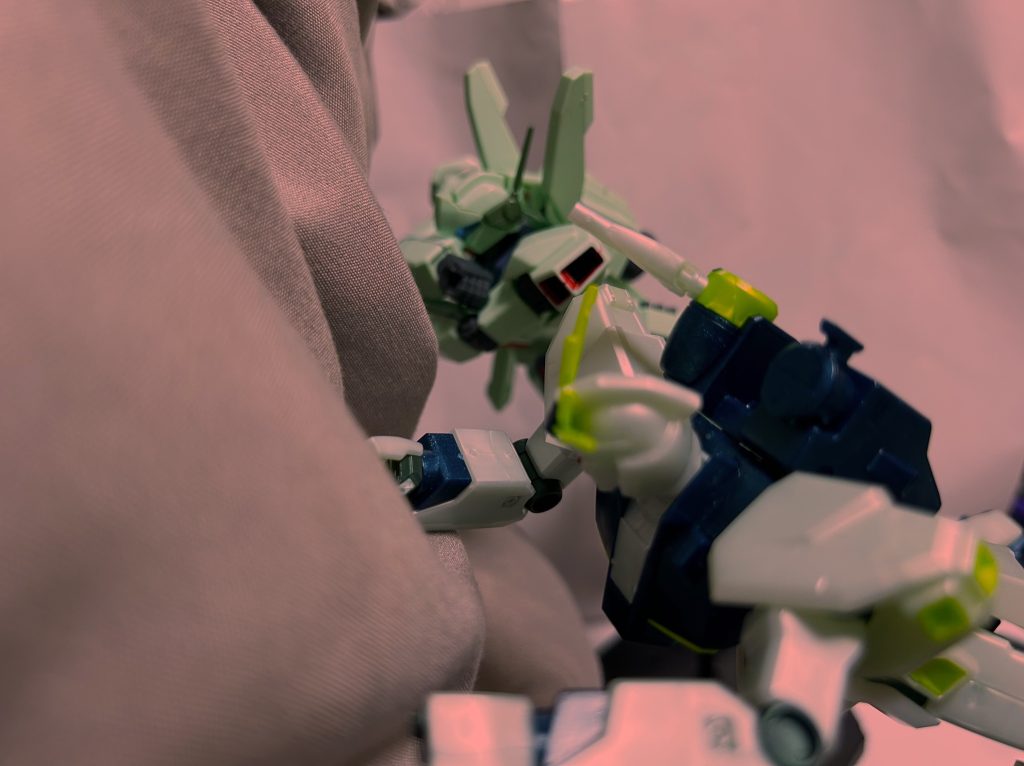 　ドーン！　彼らはロンド・ベルのジェガンに続いてガンダムの脇に取りついた。「やめてくれ！　こんなことに付き合う必要はない！　下がれ！　来るんじゃない！」「そうはいきません！」　アロン・アヴァロン中尉の声だ。「ロンド・ベルだけに良い思いはさせませんよ！」　レーゼンビーである。「しかし、その機体じゃ…！」　その間にも、アクシズを押すようにして、テール・ノズルを全開にするモビルスーツの数は次々に増えていった。　それらは一方方向から接近するのではなかった。地球の反対側からも接近して、アクシズに取りついていった。　その数は、数＋……。　しかし、アクシズはそんなゴミのようなモビルスーツの推力で押し戻されたり針路を変えるような大きさではない。　確実に軌道を下げて、地球の昼の部分に肉薄していった。「アクシズを地球に落としちゃだめなんだーっ！　こんなもので何億人もの子どもが殺されてたまるか‼︎」　クエステン中尉が大義を投げた。「諦めの悪いヤツが、俺以外にもいるなんてな！」　ユウ・カジマ大佐は呆れを知った。「こんなデカブツを、地球に落としてたまるかよ！　あそこには俺のお袋だっているんだよ！」　ジョフ・アイディ中尉が糾弾した。「もうこれ以上罪の無い人間を死なせるわけにはいかねぇんだよ！」　イアゴ・ハーカナ大尉も同調する。