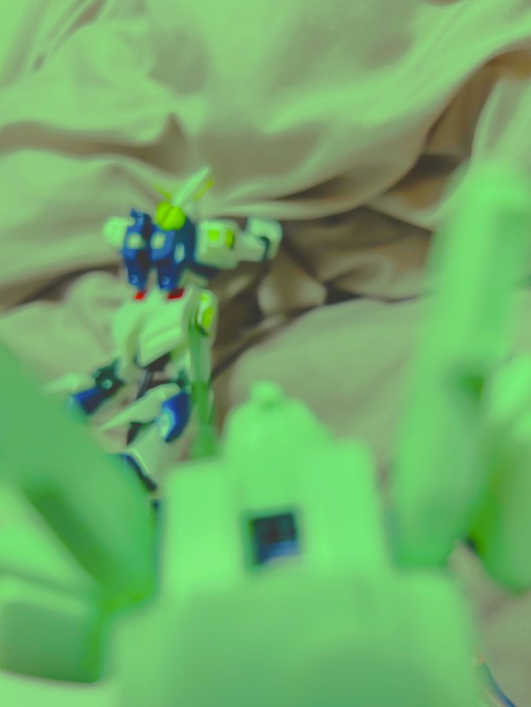 「離れろっ！　ガンダムの力は…！」　キュルルル！　ガンダムと掴まれた赤いカプセルの光の共振が激しくなった。その下で地球が、昼から夜に変わっていた。　機体のオーバーロードの白い波とサイコミュの光が、左右上下に取りつくモビルスーツにぶつかると、モビルスーツを弾いていった。　それは、オーロラに似た鮮やかなものだった。「あうっ…⁉︎　ガンダムが俺をどけた⁉︎」　さらに、別のモビルスーツをオーロラ光が弾いた。「アア……⁉︎　これじゃ、押せないっ！」　アクシズ全体を、ガンダムから発したオーロラが包んでいくように見え、それがνガンダムの周囲に取りつくモビルスーツを排除し始めたのである。　しかも、オーロラのような光の帯に変じた光は、明確に拡がり、伸びて、その光の帯にアクシズの光景を映しながら、地球を囲むように流れていった。　オーバーロードしたガンダムからの波動が、次々に他のモビルスーツを排除していた。「大尉ーっ！　自分たちが駆けつけた意味がないじゃありませんかっ！」　拡がるガンダムの白熱の波動に、さらにモビルスーツが弾かれていった。「アムロ大尉っ！」　ボッシュ・ウェラー少尉の意志は飛ばされた。　アクシズはドウドウと前進したが、その周囲に撥ね飛ばされた援軍のモビルスーツは、ただそれを見守らざるをえなかった。