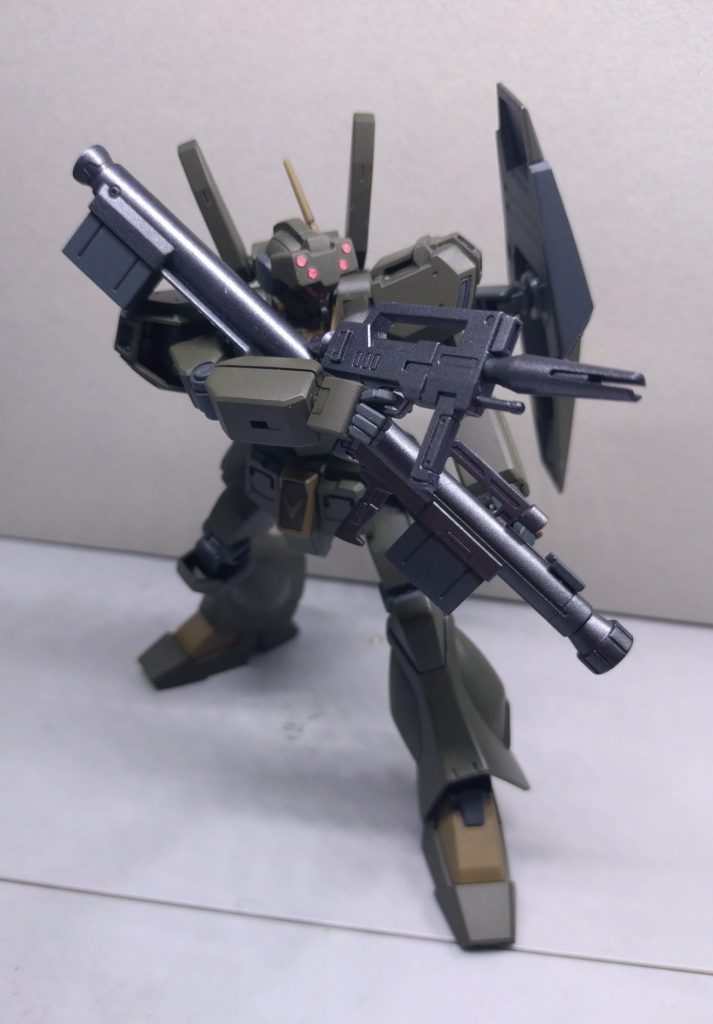 サブウェポンとしてジム系列と同型のビームライフルも装備。ライフルはシールド裏に懸架可能。正面戦闘ではビームライフルで応戦するのでしょう。