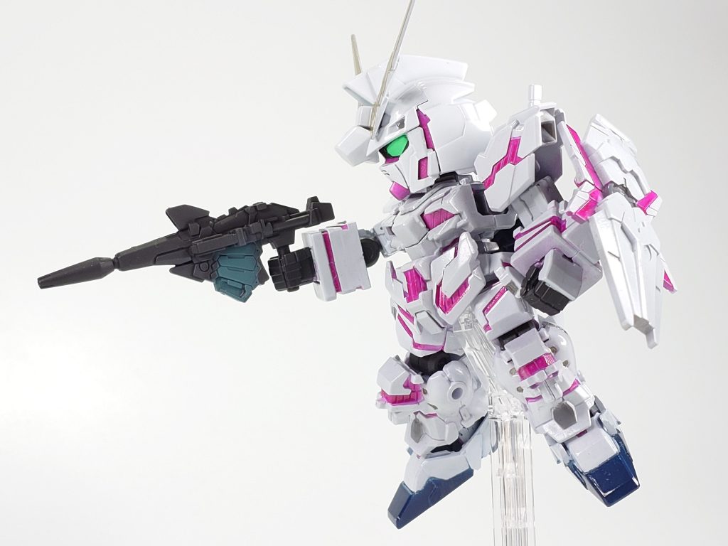 以下使用塗料G：ガイアノーツ　C：クレオス　T： タミヤ白：G EXホワイト（下地）→C スーパーファインシルバー2→G アルティメットホワイト+Exクリアー&nbsp;赤：虎徹印 洋金粉 赤金 粗目+C： 色の源マゼンタ（水性）青：C ホワイト＋ブラック+ブルー（すべて水性）グレー：C ホワイト+ブラック（すべて水性）金色： ピカエース　洋金粉　青口関節+ビームマグナム：C グラファイトブラックスミ入れ：T ダークグレートップコート：G　光沢