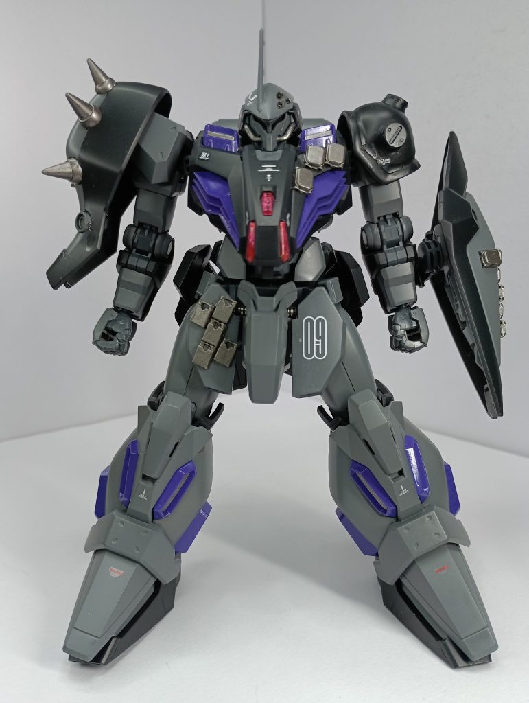 主な改造点は頭部角の取付。左肩のパーツ変更。フロントアーマー部の変更と、ジオン系のMSよりにフォルムを変更しています。