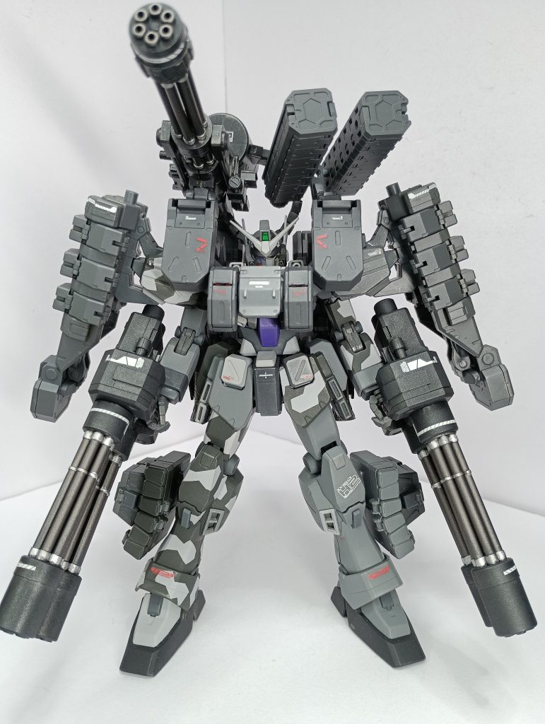 ヘビーアームズ改EWとイーゲル装備のミキシングに加え、コトブキヤのエクステンドアームズ03のパーツを組み込みました。