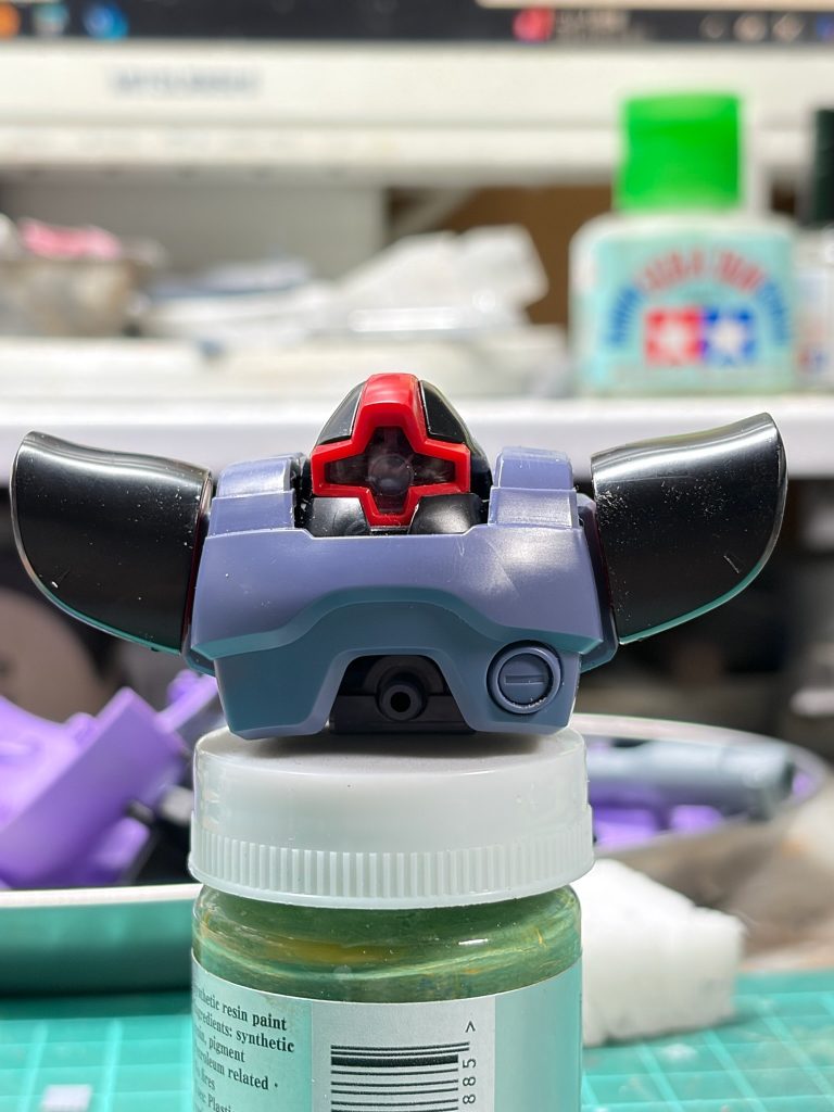 ショルダーアーマーのインナーパーツ（赤いやつ）を1.5mmほど伸ばしました。（左肩無加工、右肩加工済み）これで肩が上がってるように見せます。
