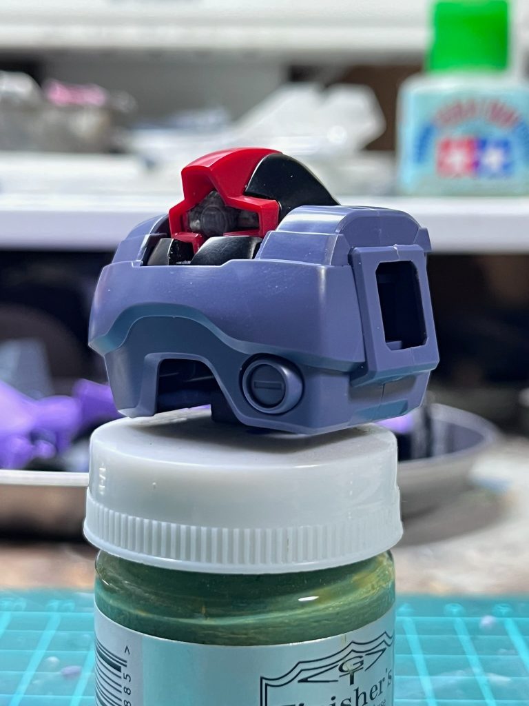 ボディー部分も加工して、顎を引けるようにしました。これでドム独特の「首が埋まってるよに見える」感じになってるかと思います。