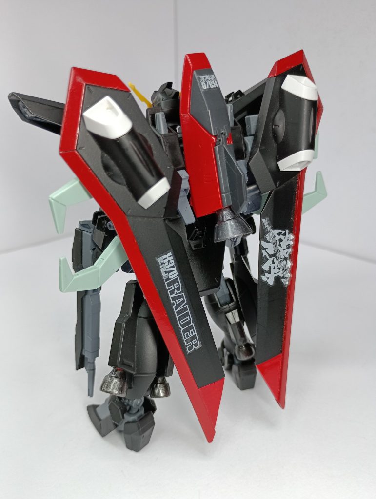 フルメカニクスのレイダーに付属しているシールを貼り付けています。