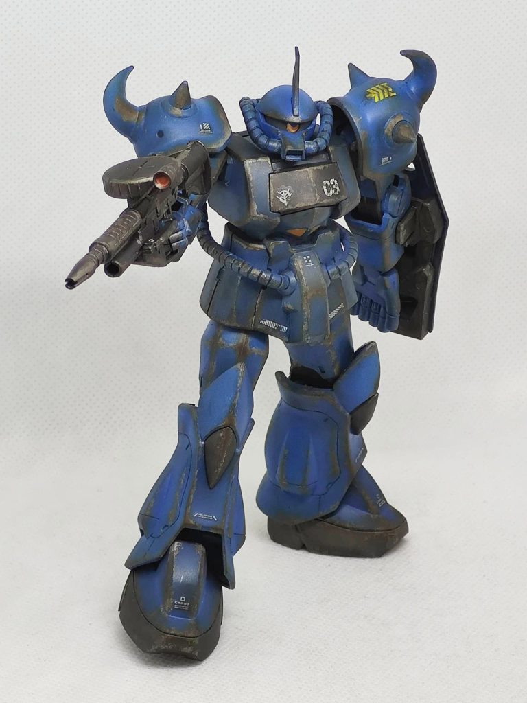 キットはリバイブ版じゃない古いHGなので、稼働範囲が少なくポーズが付けにくいです。脚の開きはこれが限界で、いつものような射撃ポーズが付けられず残念。