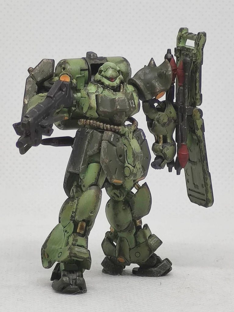 汚しウエザリングは程度が難しいですね。キットのスケールも関係してそうな気がします。アーティファクトはやり過ぎない方が無難だと、今回わかりました。機体色を同じにして汚し過ぎると、元キットの特徴が無くなり、ぱっと見ただのザクⅡにも見えちゃいますね。