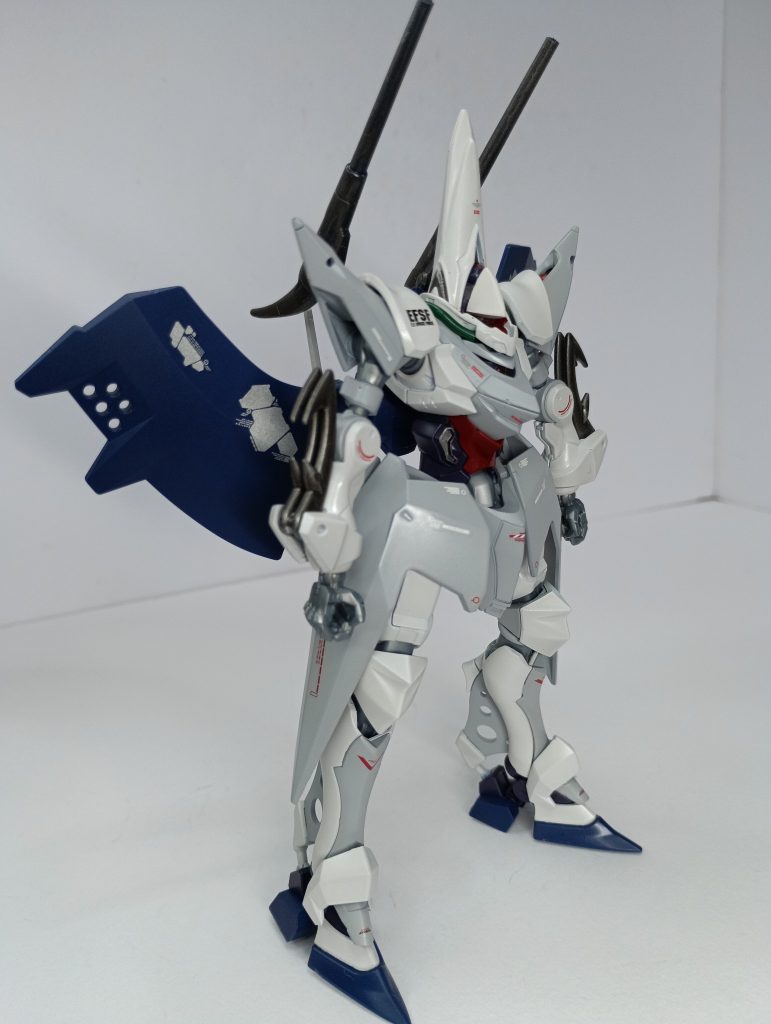 試験機ということで、目立つ白系にしました。灰色９号とサーフェイサーのグレーで塗装。ちなみに機体のコードネームは「Squid Devil」としています(zaku-kao5)