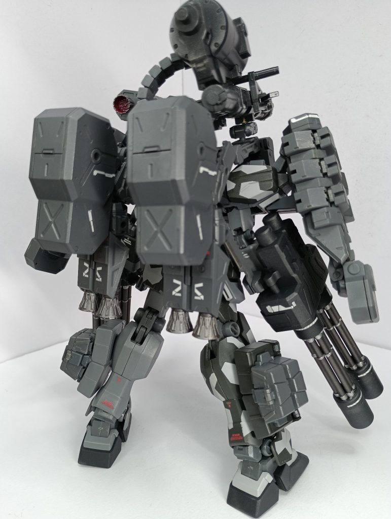背部。色々ゴテゴテ付けていますが自立可能。流石MG(zaku-kao2)