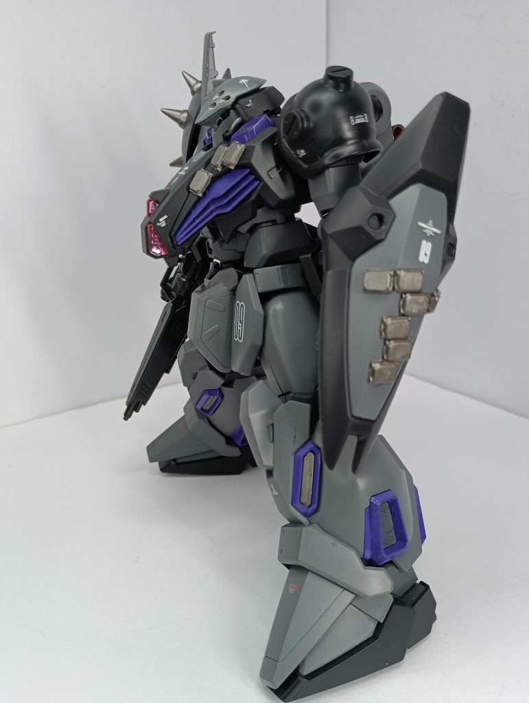 シールドおよび胴体部にはチョバムアーマーを取り付け。対ファンネルミサイル用（クレイモア地雷のように前方に鉄球を射出）と対ビーム攪乱用の２種存在するイメージです。