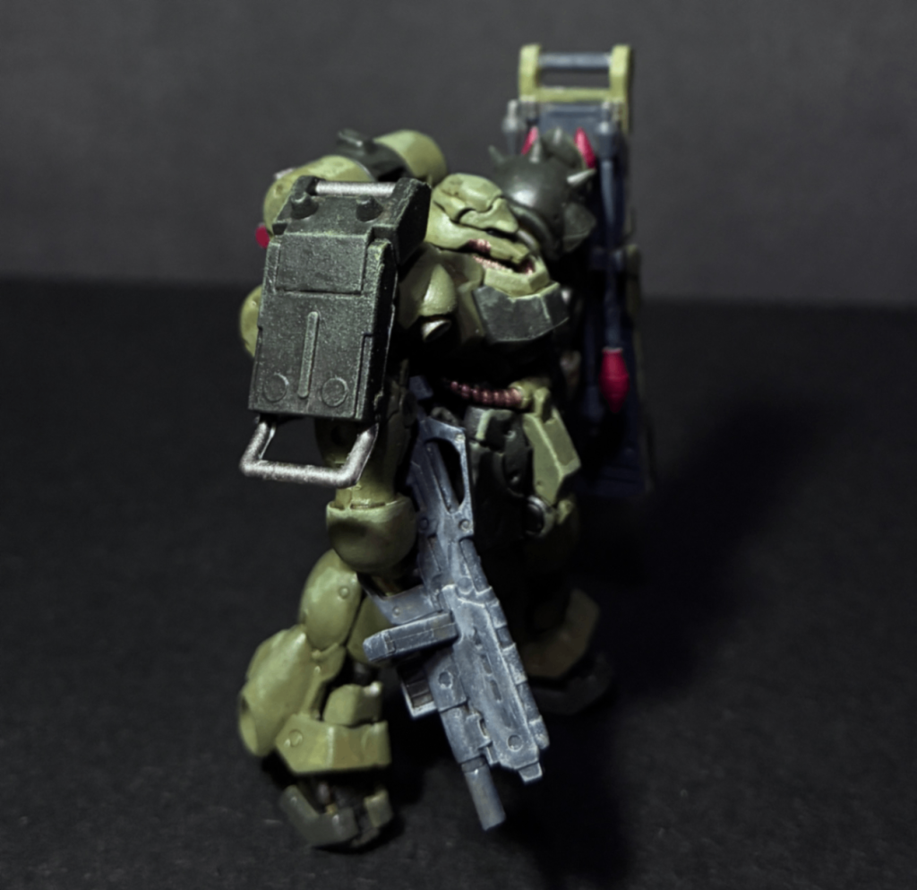 肩アーマーは普通の緑でドライブラシかけています。ビームライフルはグレーで塗った後、白でドライブラシ。これもここまで寄って見ると白すぎるようにも見えますが、ちょっと引いて見るといい感じです。弾倉の上部にパーティングライン残っちゃってますね…。