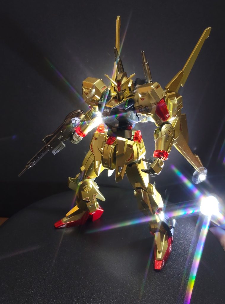 5.&nbsp;&nbsp;&nbsp;&nbsp;＜バイオセンサーの搭載＞　Zガンダムの運用データに基づき、簡易サイコミュシステムともいえるバイオセンサーユニットを機体各所（クリアレッド部）に実装。クワトロ大尉の超常的な操縦に機体がダイレクトに感応する。この革新的なインターフェースの搭載こそが、本機を第3世代を超える第3.5世代MSへとカテゴライズさせる最大の要因となっている。