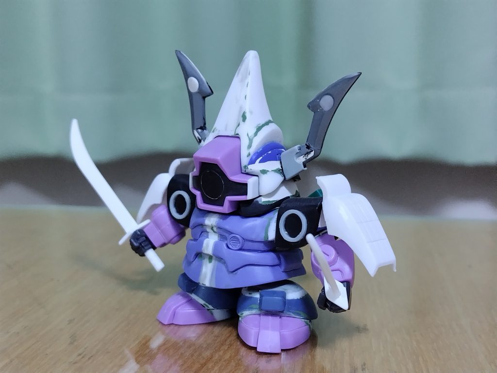 SDGGドムの良いところをBB戦士ムシャドムに移植するだけだから簡単だろう…と思って始めたら、サイズ差がありすぎて、あちらこちらで幅増し/幅詰めが発生。